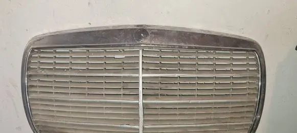 Mercedes-Benz W123 Front bumper upper radiator grill