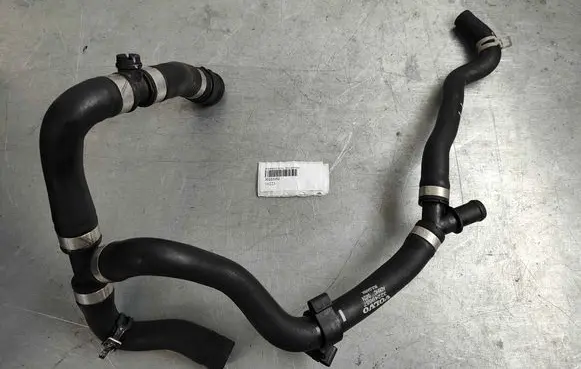 Engine coolant pipe/hose