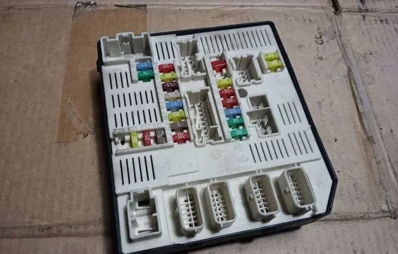Renault Megane III Fuse module 284B60168R 51632