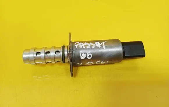 Volkswagen PASSAT B6 Camshaft vanos timing valve 03H906455