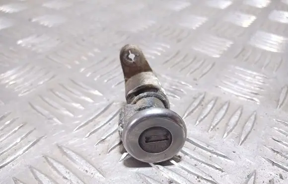 Renault 19 Front door lock (next to the handle) 