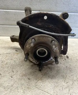 Nissan X-Trail T30 Front wheel hub