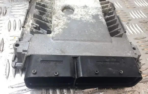 Volkswagen PASSAT B6 Engine control unit/module 03G906018 8110