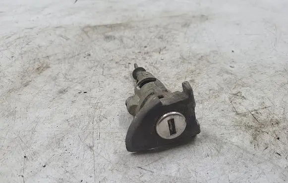 Volkswagen PASSAT B6 Coupe door lock (next to the handle)