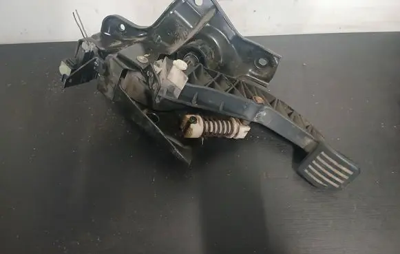 Volvo V70 Clutch pedal 31302904