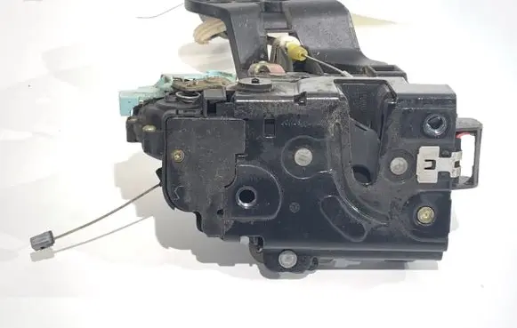 Volkswagen Touareg I Rear door lock 7L0839015