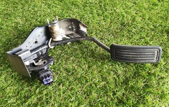 Toyota Avensis T250 Accelerator throttle pedal 8928152021 1983003070