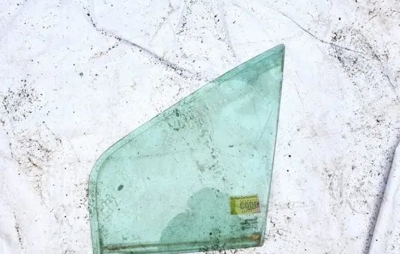 Renault Scenic I Front door vent window glass four-door 