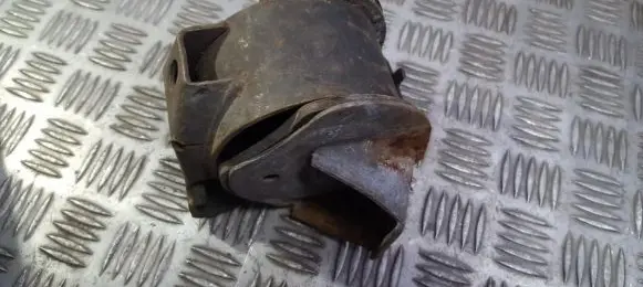 Volkswagen PASSAT B3 Engine mount bracket