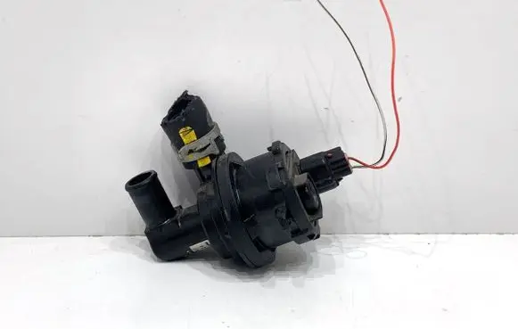 Lexus IS III XE30 Oil filter mounting bracket 0641001301