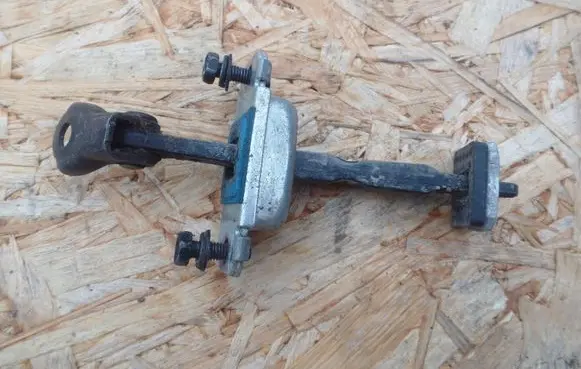 Hyundai i30 Rear door check strap stopper