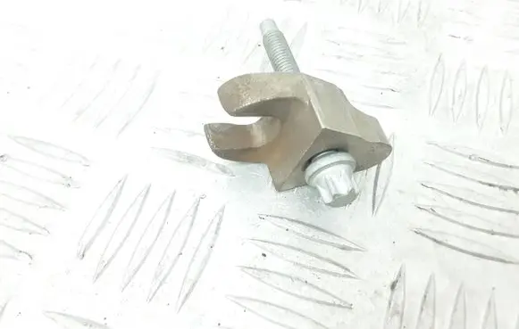 Volvo V50 Fuel Injector clamp holder