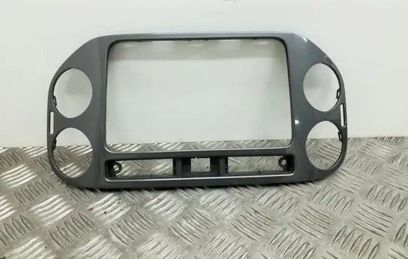Volkswagen Tiguan Radio/GPS head unit trim 5N0858071C 5N0858069F