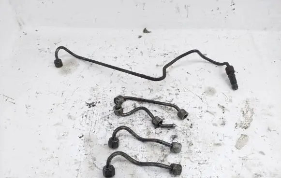Fuel injector supply line/pipe