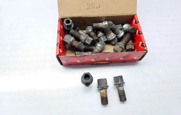 Volkswagen Golf VI Nuts/bolts 
