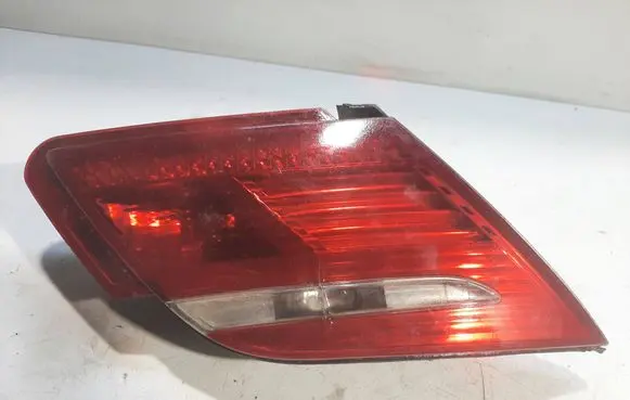 Tailgate rear/tail lights