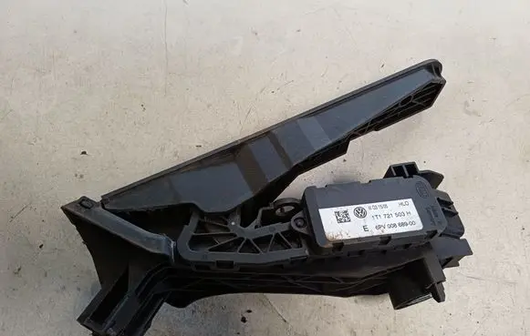 Accelerator throttle pedal