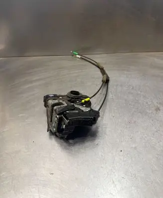 Toyota Avensis T270 Front door lock A046693