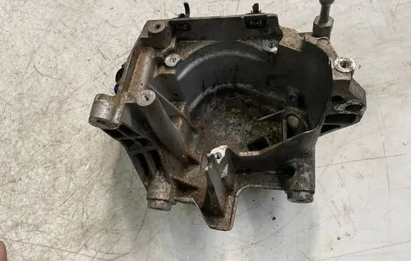 Opel Vivaro Fuel filter bracket/mount holder 9804498180