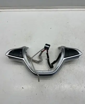 Steering wheel buttons/switches
