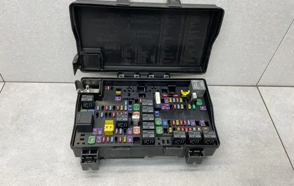 Jeep Grand Cherokee Fuse module P68194607AE