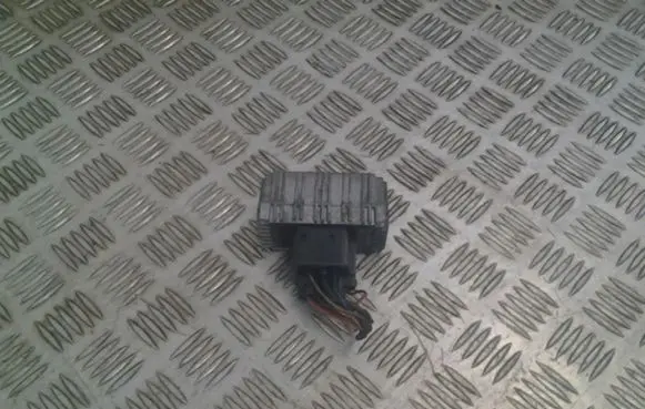 Opel Zafira A Relay mounting block 09132299008