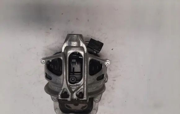 Engine mount vacuum valve