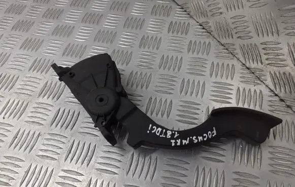 Ford Focus Accelerator throttle pedal 4M51-9F836-AK