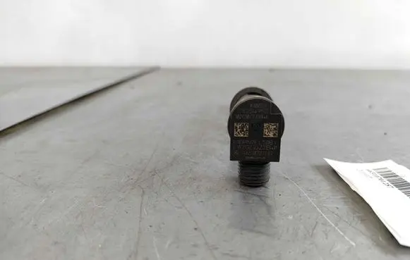 Mercedes-Benz C W204 Fuel injector a6510701287