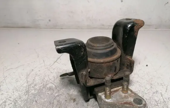 Toyota Avensis T250 Engine mount bracket