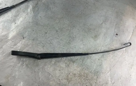 Opel Zafira A Front wiper blade arm 90582557