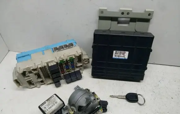 Mitsubishi Lancer Engine ECU kit and lock set MN132784 E6T41772 3Z11