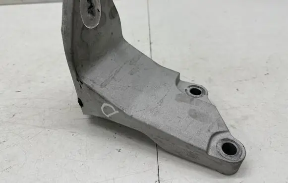 Nissan Leaf II (ZE1) Engine mounting bracket
