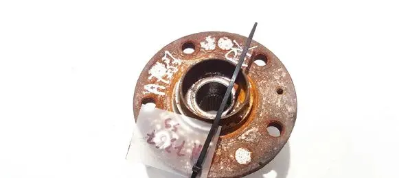 Volkswagen Golf V Front wheel hub