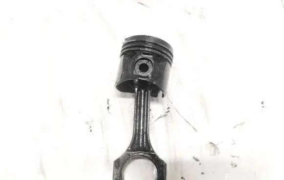 Volkswagen Caddy Piston with connecting rod
