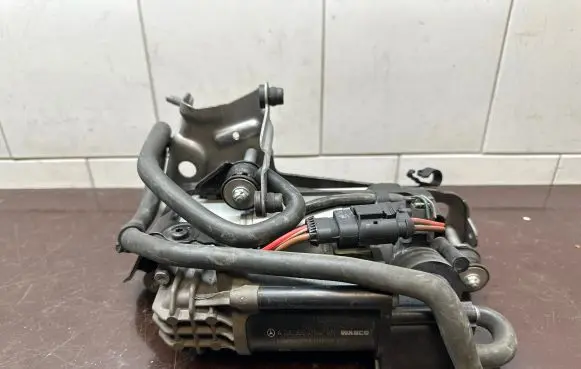 Mercedes-Benz C AMG W205 Air suspension compressor/pump A2053200104