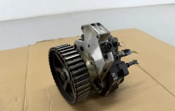Volvo S40, V40 Fuel injection high pressure pump 8200108225