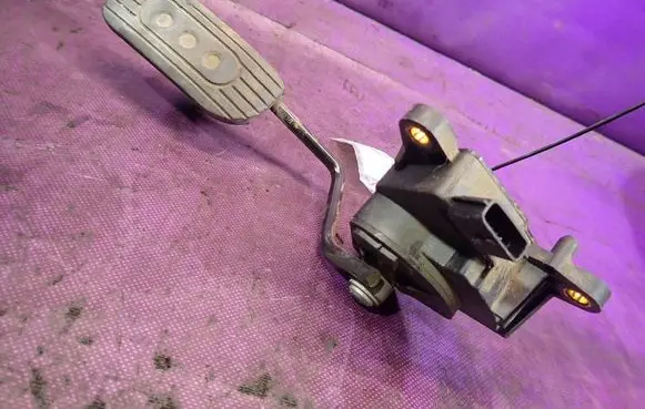 Nissan Note (E11) Accelerator throttle pedal 18002AX700