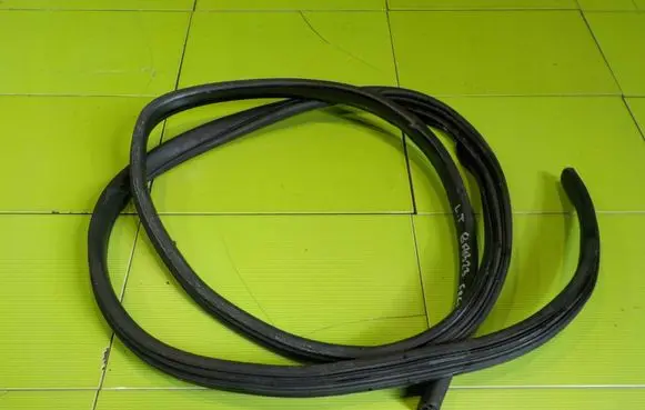 Land Rover Freelander 2 - LR2 Front door rubber seal 8AB23