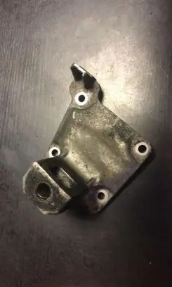 BMW 5 E39 Engine mounting bracket 6751226