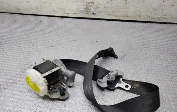 Hyundai i30 Front seatbelt 888102R900