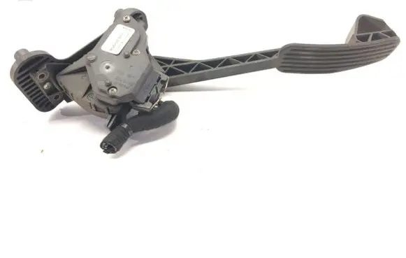 Accelerator throttle pedal