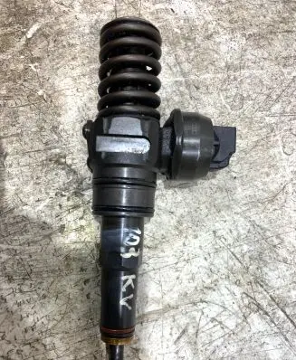 Volkswagen PASSAT B6 Fuel injector 038130073BQ