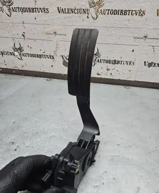 Renault Captur Accelerator throttle pedal 180223454R 27042015 6PV00997809