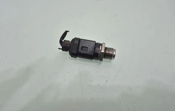 Mercedes-Benz B W245 Fuel pressure sensor A0061536528 0281002843