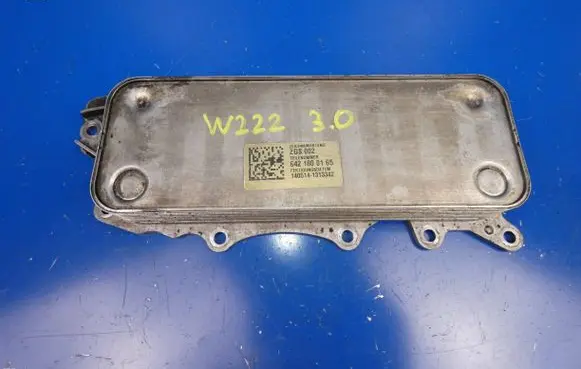 Mercedes-Benz S W222 Engine oil radiator 6421800165 ZGS002 1405141313342