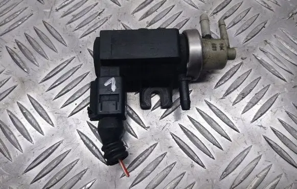 Audi A4 S4 B5 8D Valve vacuum 1J0906627