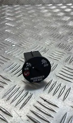Passenger airbag on/off switch