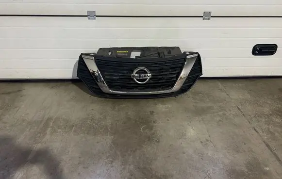 Nissan NV300 Front bumper upper radiator grill 623109057R