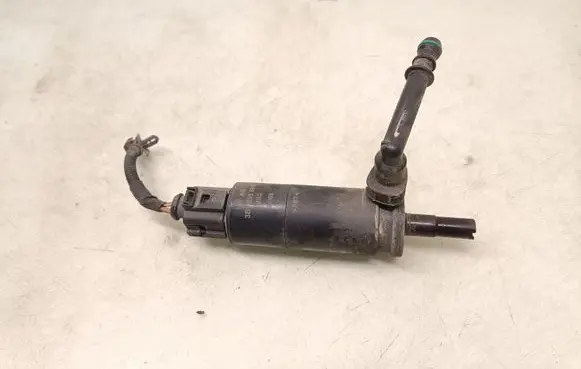 Volkswagen Golf V Headlight washer pump 3B7955681